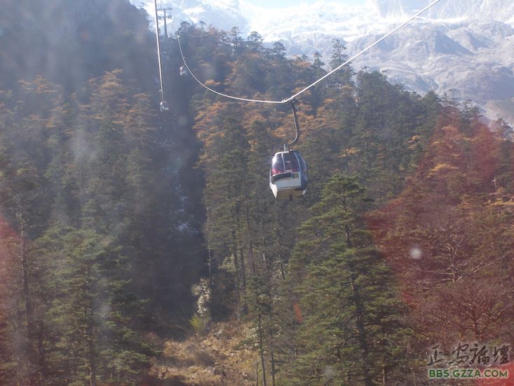 缆车能把游客送上4500高的雪山上