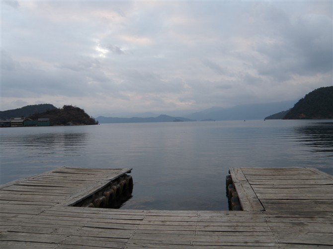 清晨静谧的泸沽湖1.jpg