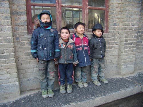 一色的解放鞋，比较适合山里的孩子们穿，经济适用